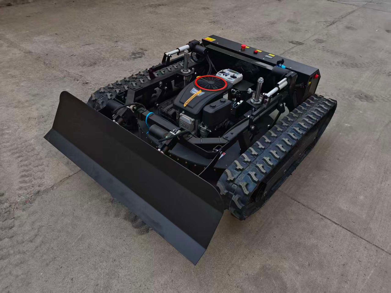 Vista superior de la podadora SH-800DL mostrando motor Briggs & Stratton y control remoto